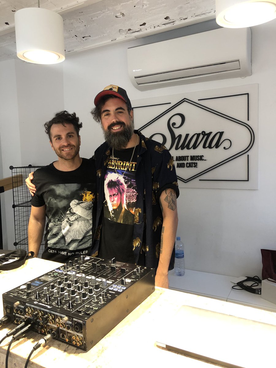 coyumusic's tweet photo. Con un grande @HenrySaiz en #SuaraStore https://t.co/GuUeN3fNL5