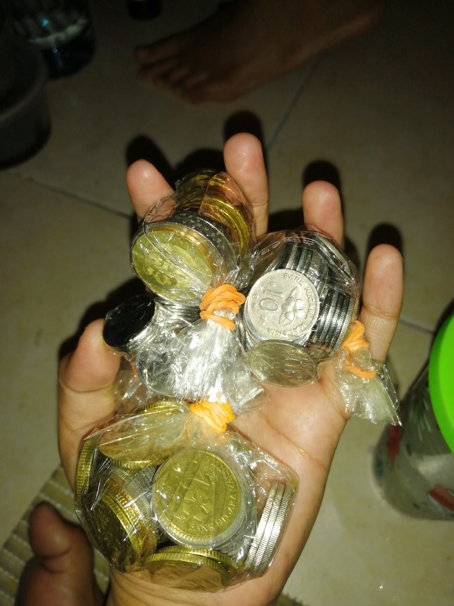 cik_ainiee's tweet photo. Si roommate aku tu dah tolong ikat siap-siap weh. OK esok aku tukar duit ni  belanja Sate. Sekian 😋🤣💲💲💰💰 https://t.co/18Mn1iGI6e