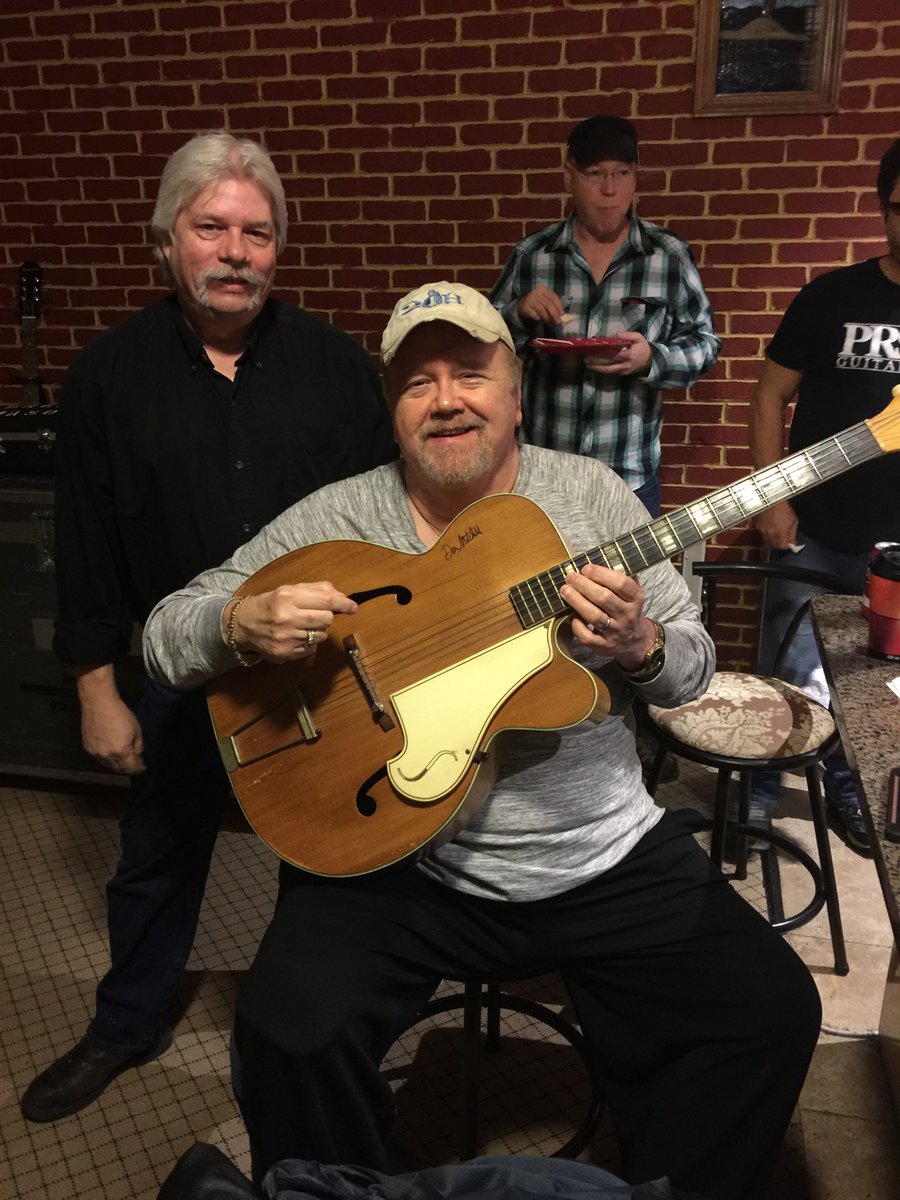 Songmage's tweet image. Dan signing a guitar at StageWrite Studios. That was a good day.😇