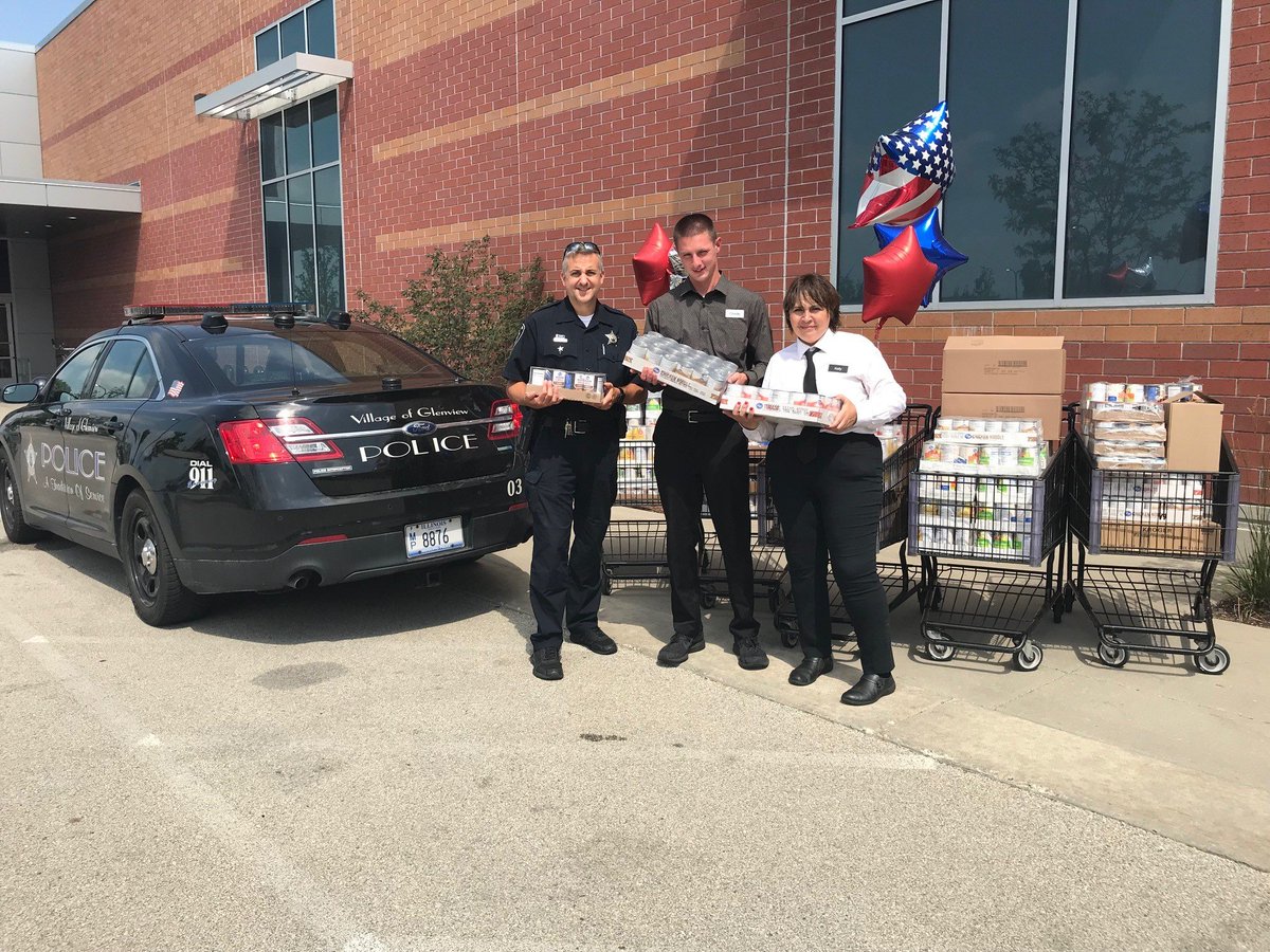 GlenviewILPD's tweet photo. Thank you @MarianosMarket for a great #StuffTheSquad event, benefiting local food pantries! https://t.co/22bRJ9oQVb
