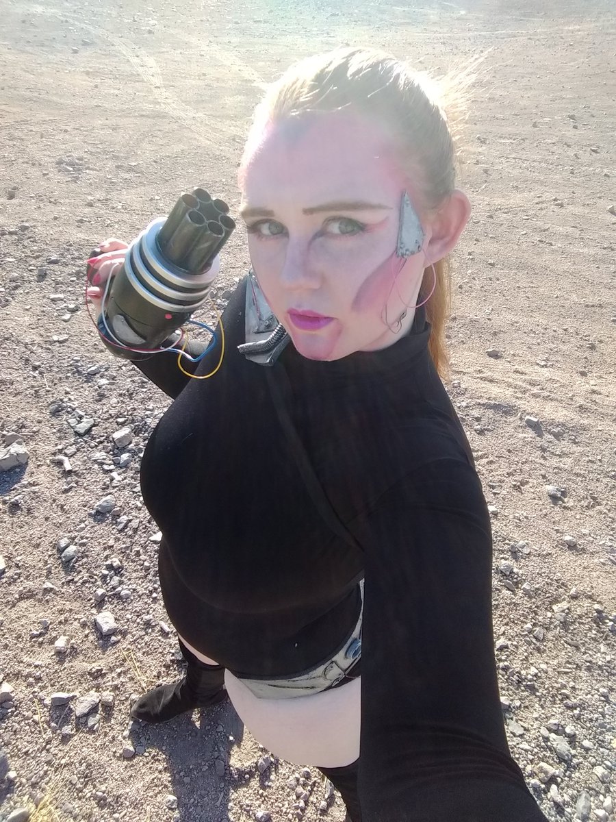 RanaFroggie's tweet photo. When you're ready to break out of #Area51 .
Area 51 shoot with @karsha_chan today, some funny shit happening! ππ
.
Blaster modded by me, shoulder and hip pieces made by me!!
.
#memelord #alien #aliengirlfriend https://t.co/O2wYJ7hmFp