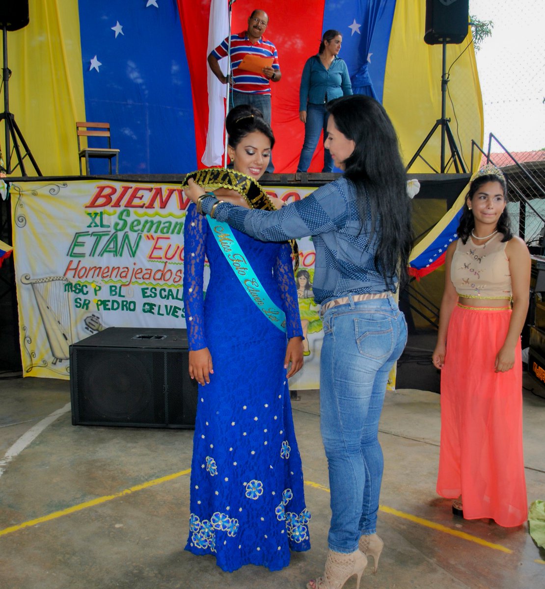 ETANEM2013's tweet photo. La Dra. MIRLA CASTELLANO jefa de la  @ZONAEDUBARINAS y Nuestro Director Ldo. LILIAN PINZON @ETANEM2013 Imponen la banda y corona a la srta del 6º Año @mariavarillas FELICIDADES REINA. 
@criscartay
 @RpaZeb
 @Rodolfo_CRA
 @rpazamora
 @glaybeth
  @NancyPe68925613 https://t.co/XLcgFpO1Qo