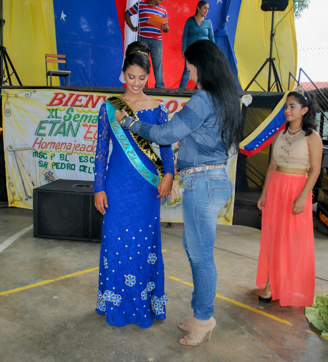 ETANEM2013's tweet photo. La Dra. MIRLA CASTELLANO jefa de la  @ZONAEDUBARINAS y Nuestro Director Ldo. LILIAN PINZON @ETANEM2013 Imponen la banda y corona a la srta del 6º Año @mariavarillas FELICIDADES REINA. 
@criscartay
 @RpaZeb
 @Rodolfo_CRA
 @rpazamora
 @glaybeth
  @NancyPe68925613 https://t.co/XLcgFpO1Qo