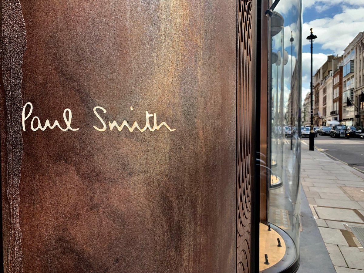 Zwaaginterieur's tweet photo. Werk van #HarmenvanderTuin aan de muur bij  Paul smith conceptstore in London #zwolsche kunstenaar https://t.co/s60CL6SMzg