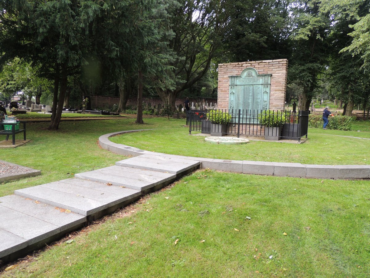 FriendsofFOPCC's tweet image. The weather was kind to the Friends of Prescot Cemetery &amp;amp; Churchyard this afternoon after all the rain. We have had a good afternoon, mowing, strimming, weeding, clipping hedges and general tidying, All the benches, signposts and lecterns have been cleaned as well. Looks great