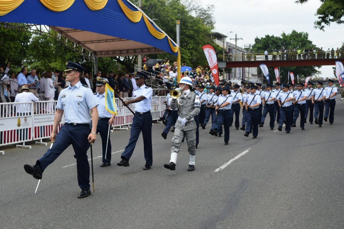 FuerzaAereaCol's tweet photo. #AEstahora| Los Vallecaucanos sienten con orgullo la conmemoración de la Independencia Nacional con el homenaje que rinden las Fuerzas Militares y la Policía en #Cali #CACOM7 #EMAVI
#MásColombianosQueNunca https://t.co/3la1oZDE0q