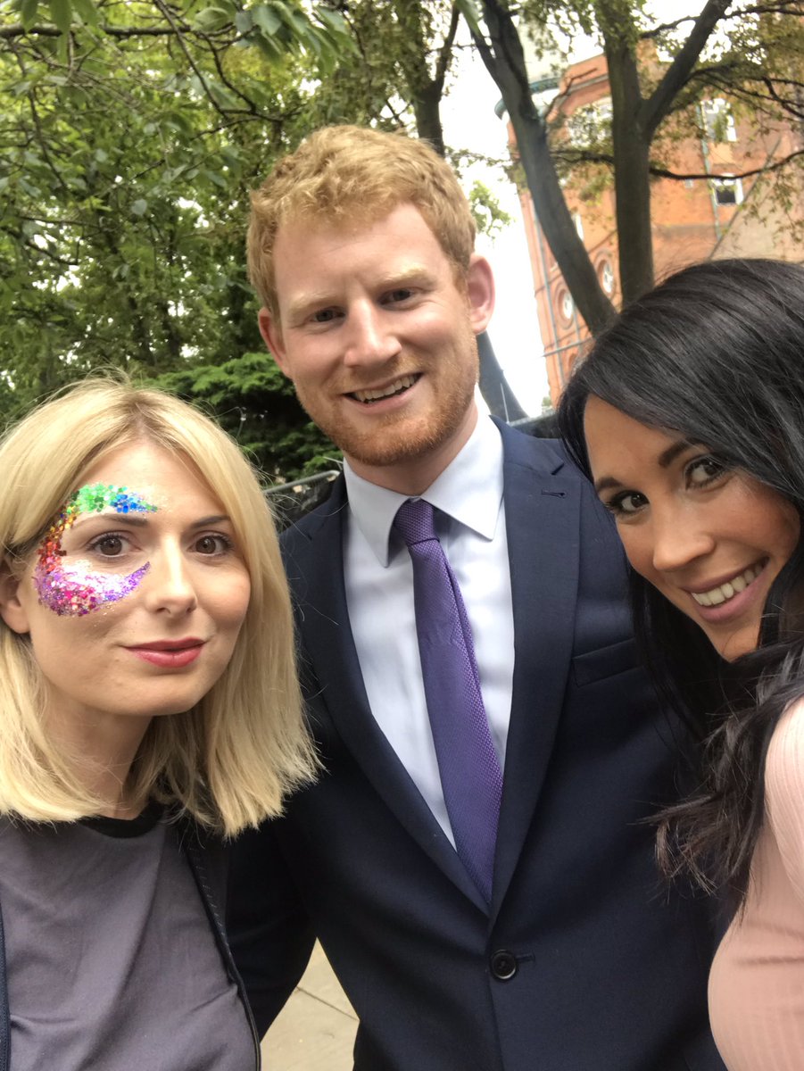 TStylecat's tweet photo. Jodie, Meghan and Harry 🏳️🌈🏳️🌈🏳️🌈💕💕💕 @prideinhull #hullpride #hullpride2019 #jodiewhittaker #meghanmarkle #princeharry #lookalikemodeling https://t.co/zfrdPu97jH