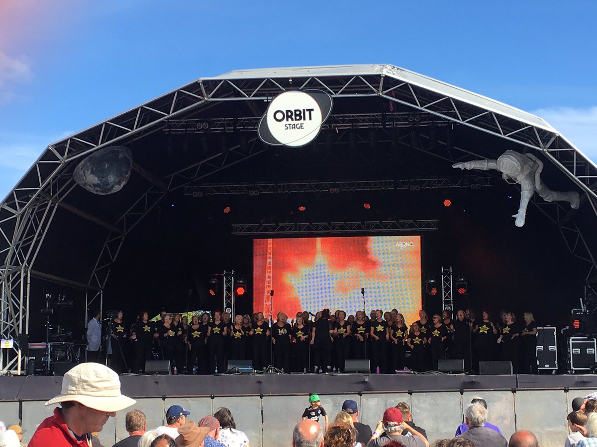 SpaceKate's tweet image. Go @astro_luca! Greetings from @goonhillyorg :D #nominal FTW #apollo50 #exp60