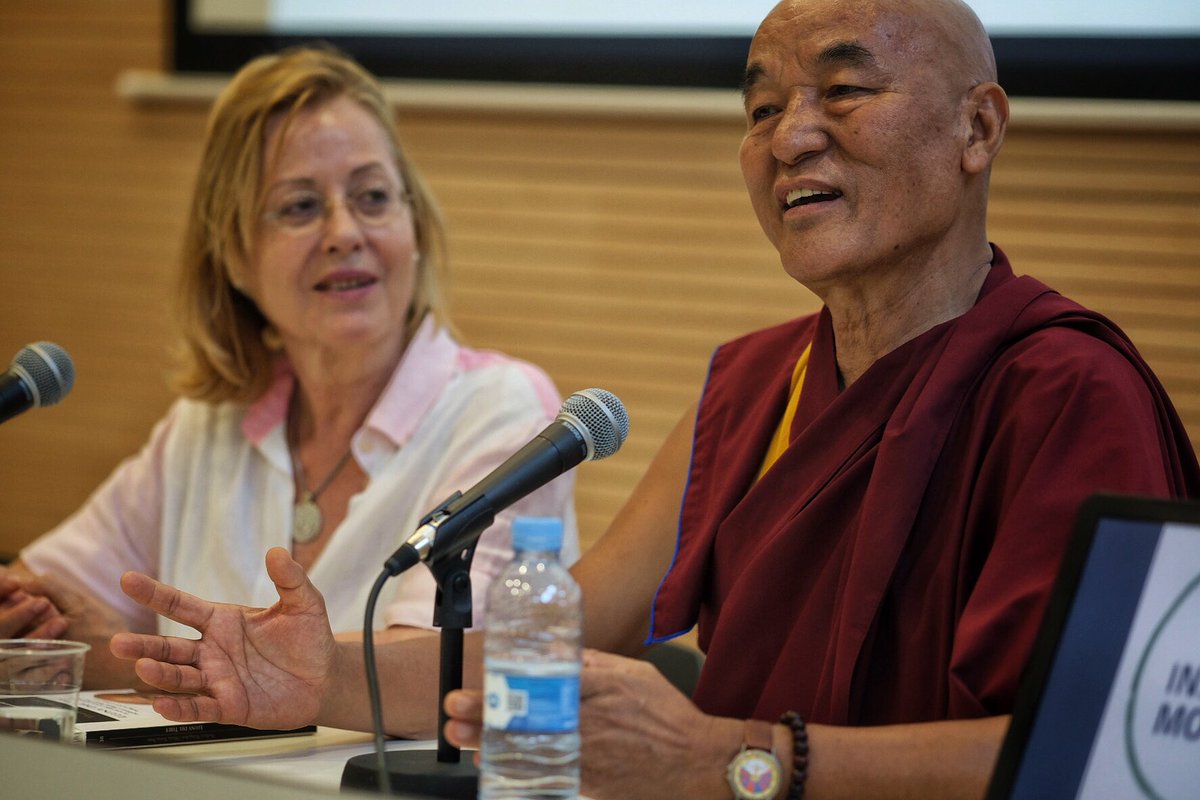 El lama Thubten Wangchen i Maria Teresa Pous Mas, presentant el llibre “Lluny del Tibet” a Inspira Montserrat. Espiritualitat i bon humor. #Collbató #InspiraMontserrat  collbato.cat/pl195/actualit…