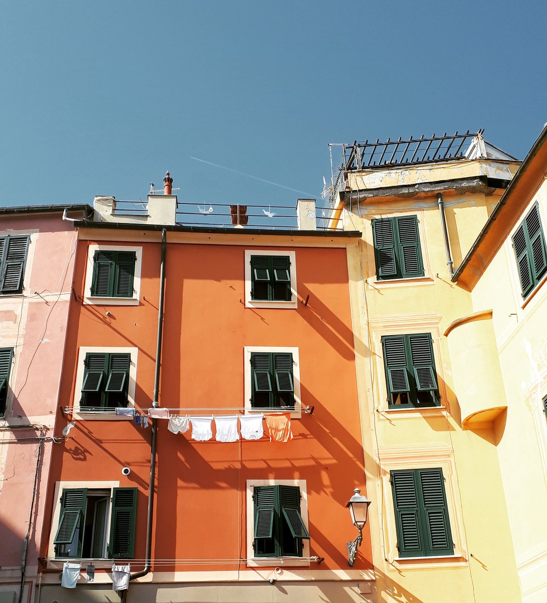 Tre facciate.
.
#Liguria #estate #Nervi #sole #Mediterraneo #Italia #igliguria #igersliguria #Genova