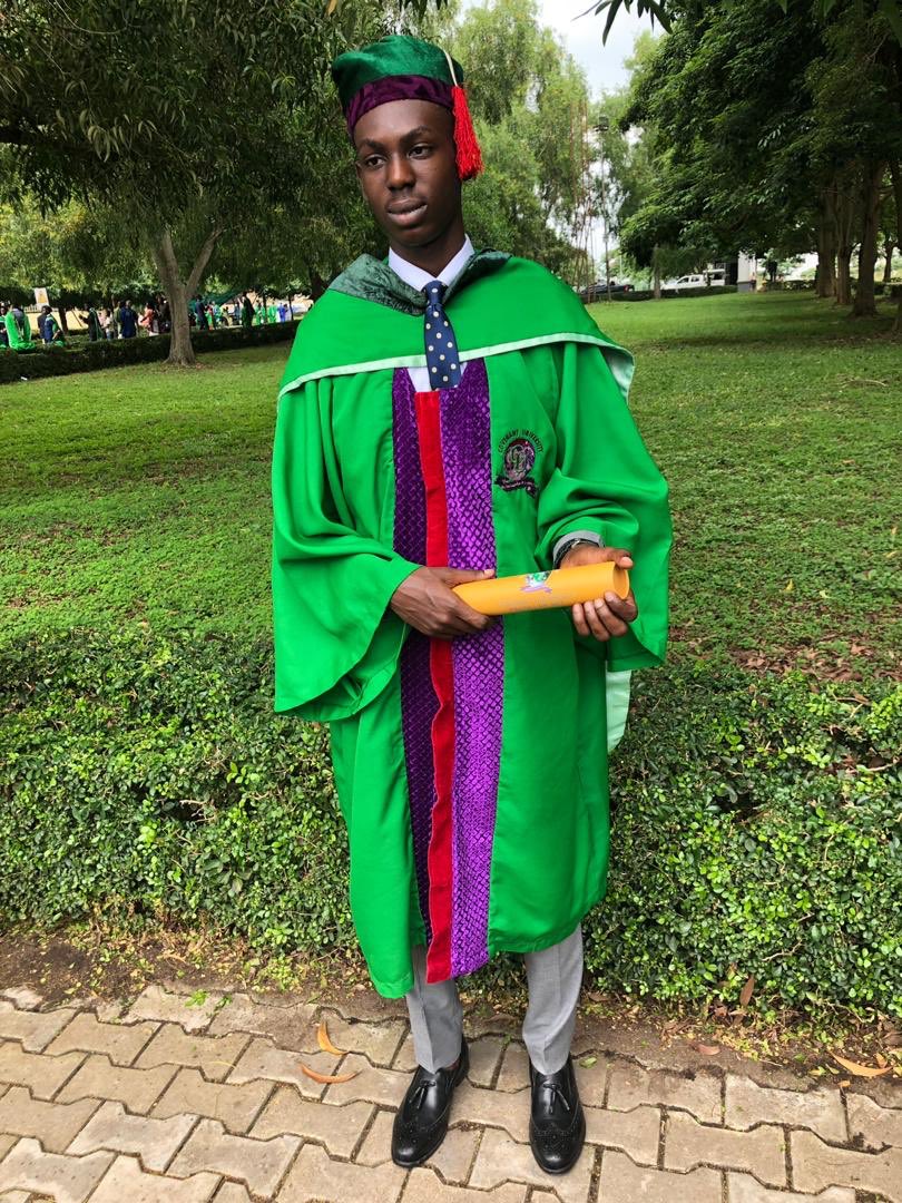 BirdsbyT's tweet photo. Roses are red and violets are blue, Iโm a graduate and @kennybeats is the police. #14thsetcu #thepeculiarset https://t.co/43MRG5MgJJ