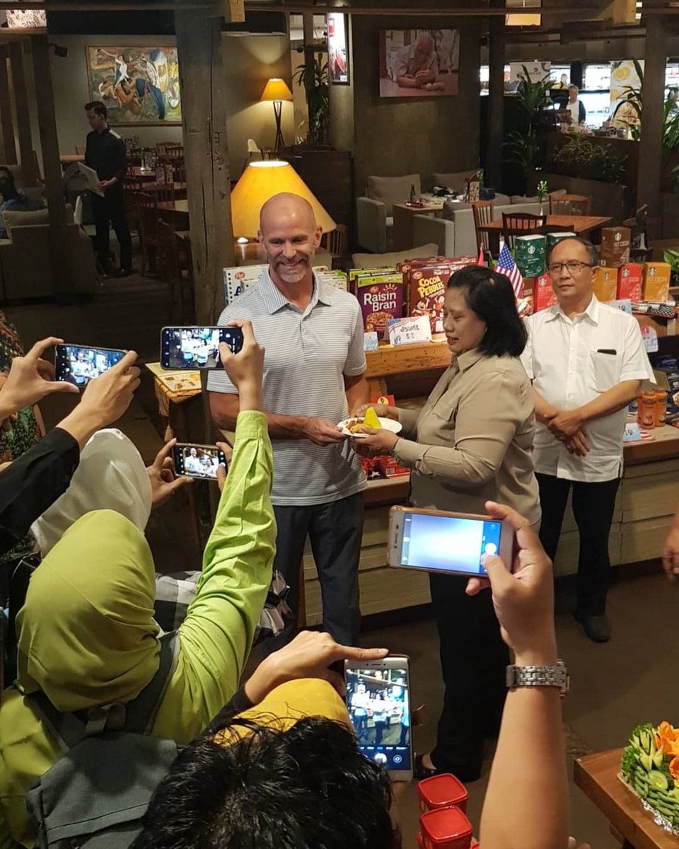 TarotDarma's tweet photo. Ibu Nurwati Brotolekso Leksono dengan resmi membuka perayaan ini dengan mengiris tumpeng yang merupakan sajian Indonesia yang sebagian bahannya menggunakan bahan makanan Amerika. Menarik kan?
#USAFair2019
#PejuangKulinerIndonesia
#ILoveKemChicks
#FoodExportPromotion https://t.co/EdRHHvOyDf