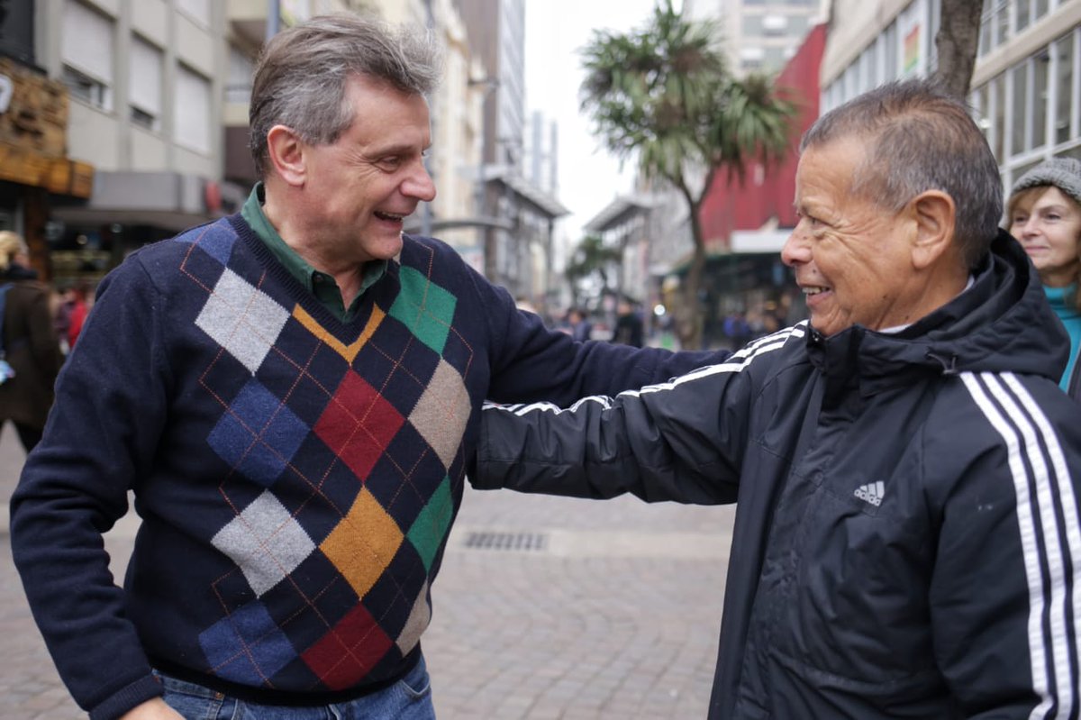 GustavoPulti's tweet photo. Con el gran Titi. 40 años hizo el café de La Fonte. Legendario y experto. Mil anécdotas de todos los momentos de marplatenses y turistas. Bien nuestro: nació en Rafaela 1.948 y vino a la ciudad a los 8 años.  Gracias Titi. https://t.co/NbVTu3hqWS