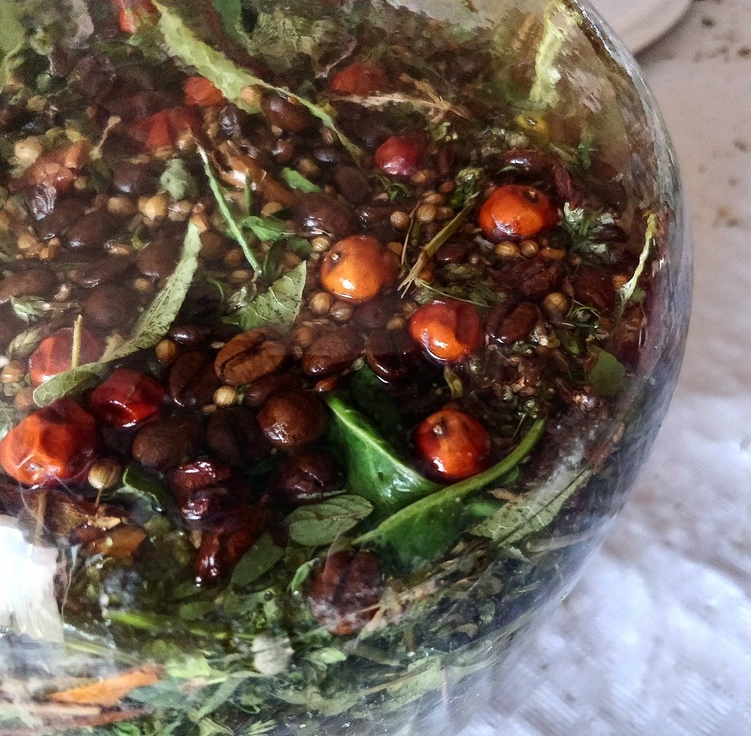 arnau_torrente's tweet photo. Avui a casa fem més que ratafia; preservem la memòria 🥃🌿 #Ratafia https://t.co/e4rMkrTRDu