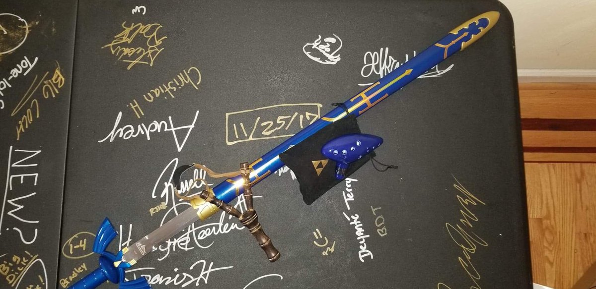 AirBrush45's tweet photo. The 4th (and quite possibly best) prize  for Retro Rewind today At 3pm is the Link Pack! A collectible Master Sword and slingshot, Ocarina of Time and Legend of Zelda stickers! https://t.co/YRiUGUu8Lj