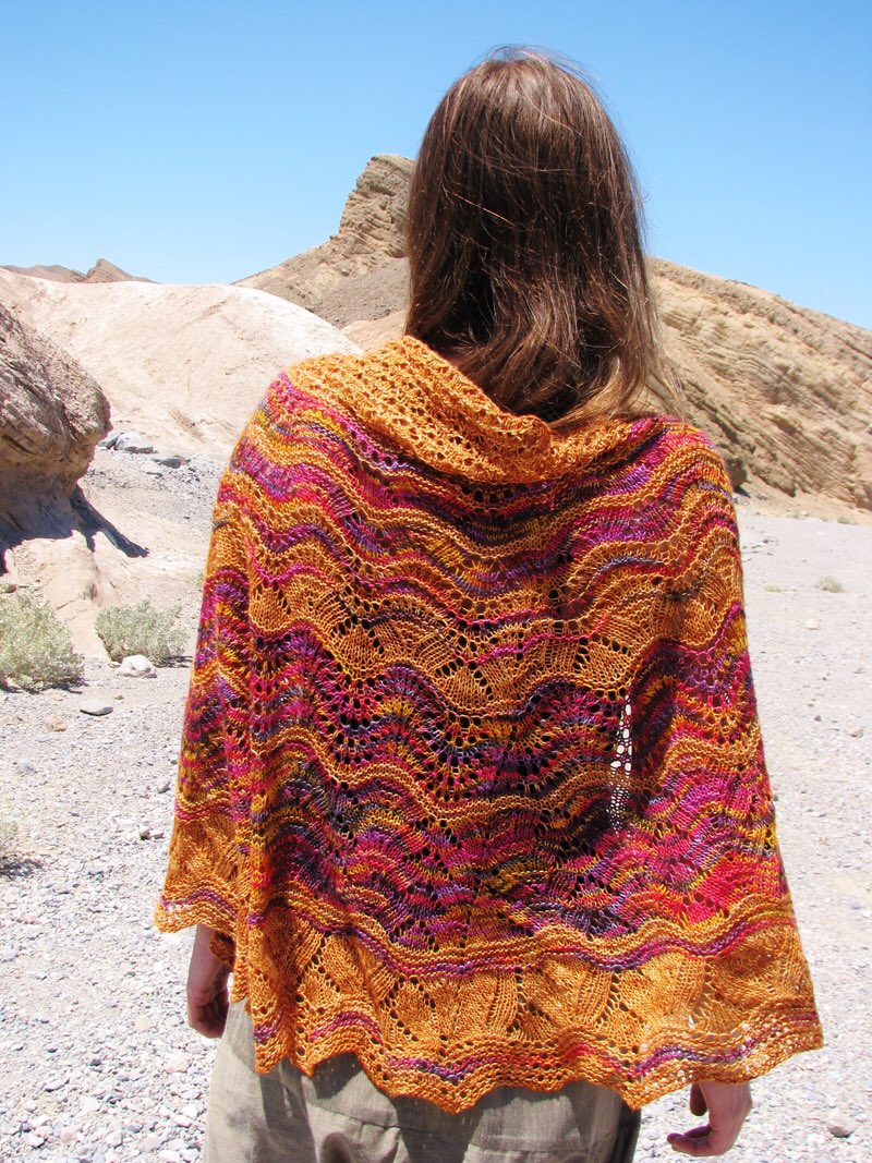 ilga_leja's tweet photo. The day lilies have that rich orange colour that reminds me of the Sunburnt shawl from my Desert Series. https://t.co/9cvdLQp86k #daylilies #ilgasgarden #orangecolor #sunburntshawl #desertseries https://t.co/ugewD5R99K