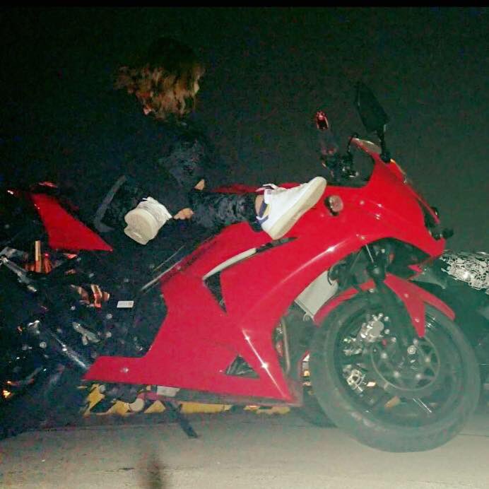 CPN_chan's tweet photo. バイクでかく見える。 https://t.co/gfJphuNopF