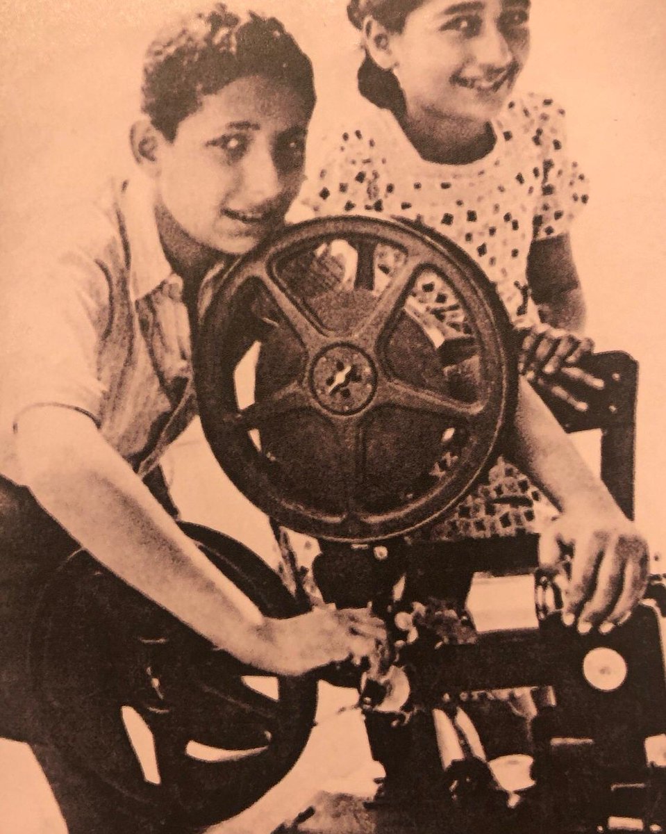 ziyaselcuk's tweet photo. Ona çocukken film makinesi hediye etmiş babası. Oğlunun özünü keşfetmiş belli ki. İş çocuğu tanıyıp istikametini göstermekte. Öğrenci tanıma sistemleri ve atölyeler ile hedeflediğimiz yer tam da  burası. Kaç çocuğun merakını keşfedeceğiz ve kaç Ara Güler’imiz olacak kim bilir... https://t.co/LnZBVCjcl6