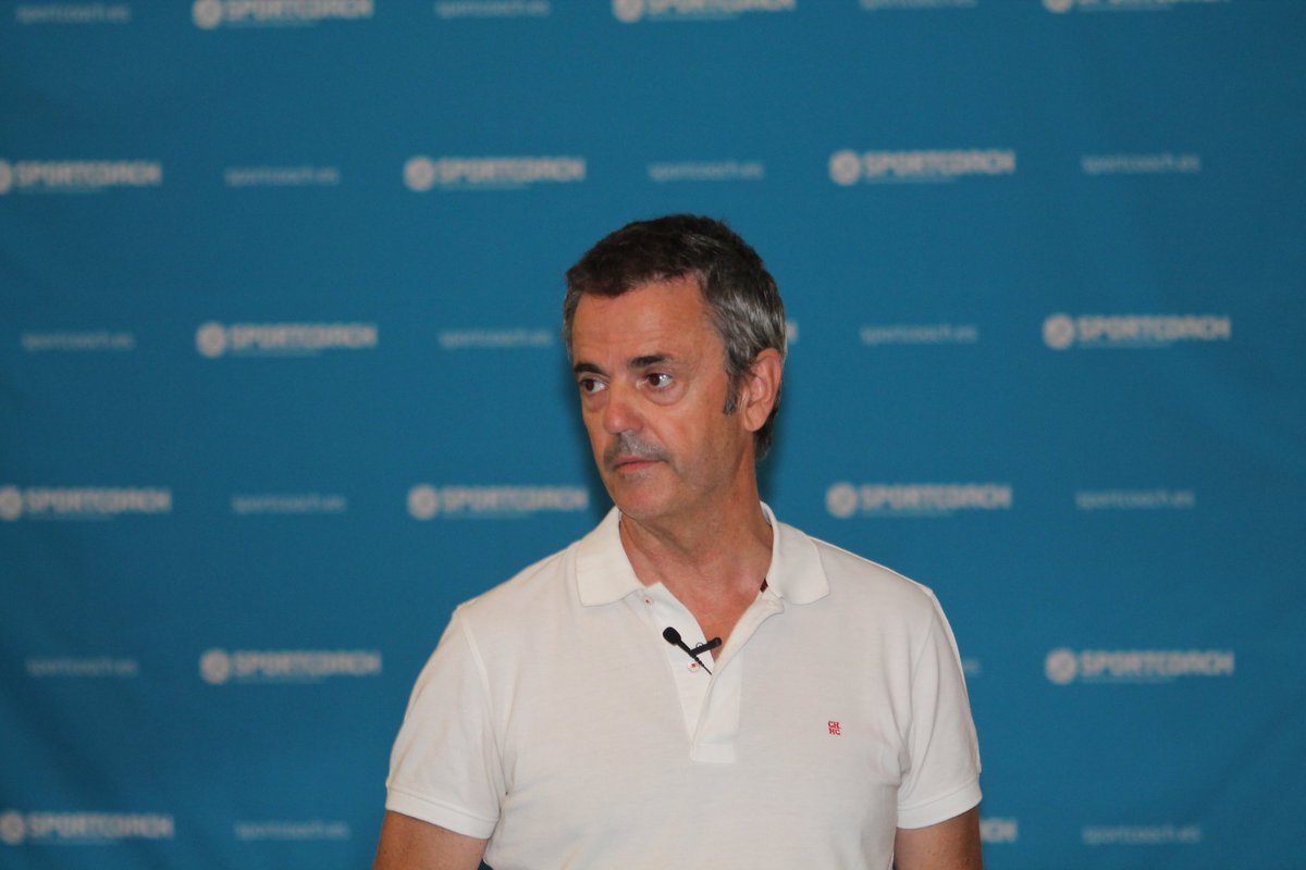 iSportCoach's tweet photo. Justo en este momento, Porfirio, "Porfi" Fisac, atiende las preguntas de nuestros futuros Dide. El entrenador de @BasketZaragoza equipo con el que ha completado una excelente temporada, ha aportado su particular visión de la dirección deportiva. #MasterDide2 https://t.co/YtVmy80tra
