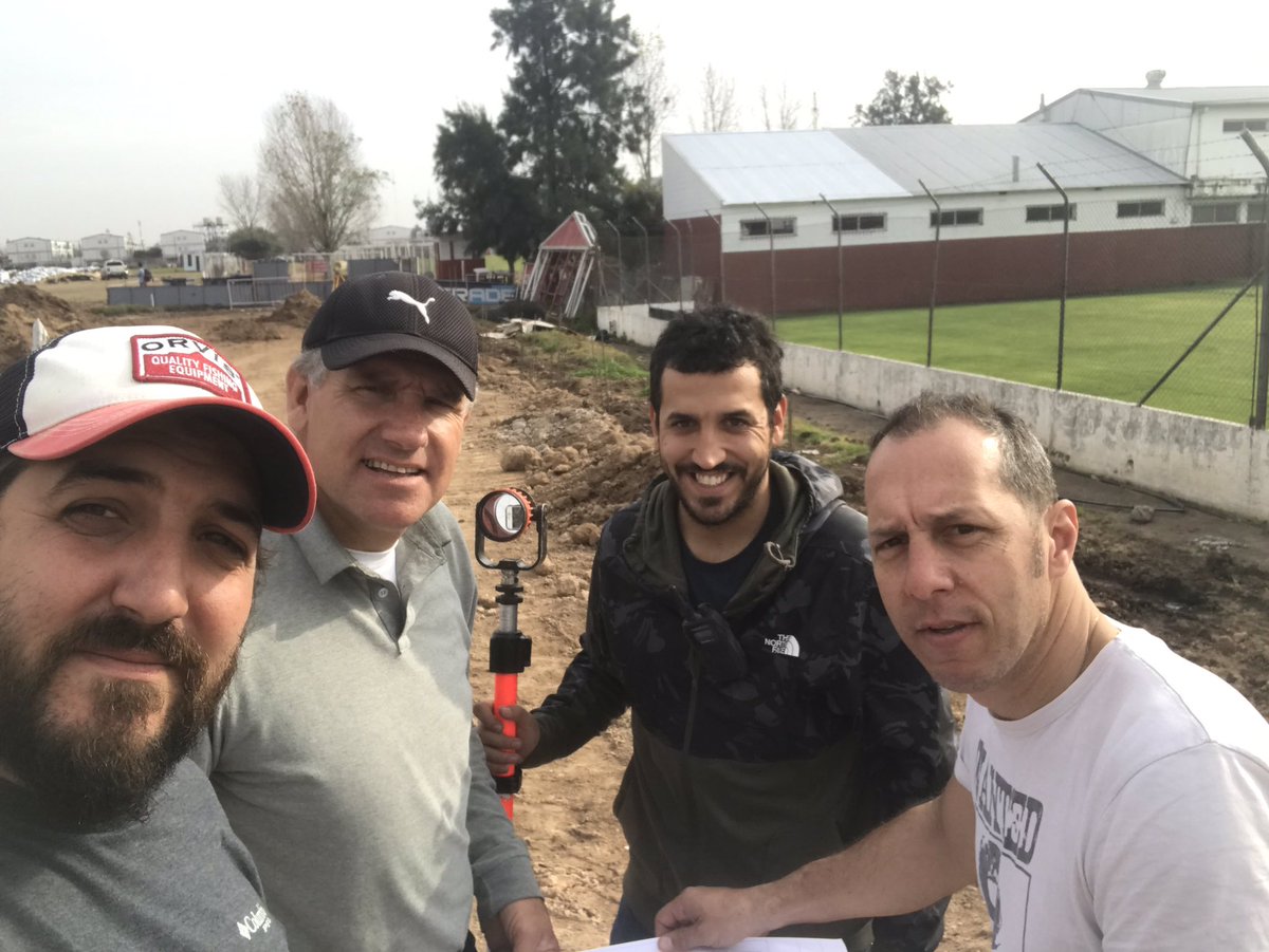 juancurbano1984's tweet photo. #CEFFA  #AAAJ 12.000 m2 de superficies sintéticas con 150.000 kg de caucho,  35.000m2 de pasto natural que necesitan 25.000 Toneladas de Arena... más o menos el Bicho.  @AAAJoficial @ForbexGrass https://t.co/ICEIMyMBHy