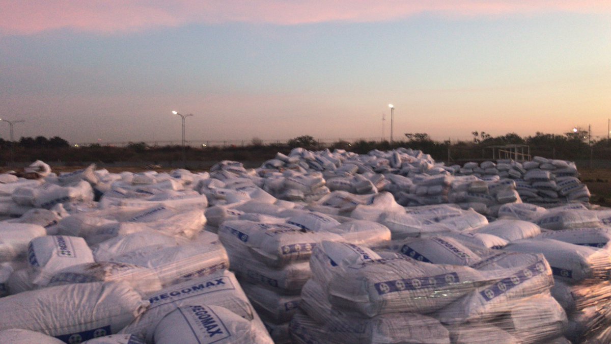 juancurbano1984's tweet photo. #CEFFA  #AAAJ 12.000 m2 de superficies sintéticas con 150.000 kg de caucho,  35.000m2 de pasto natural que necesitan 25.000 Toneladas de Arena... más o menos el Bicho.  @AAAJoficial @ForbexGrass https://t.co/ICEIMyMBHy