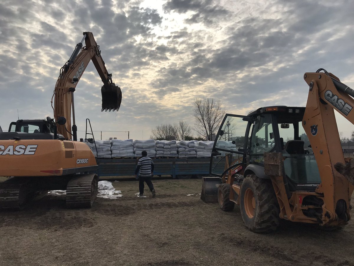 juancurbano1984's tweet photo. #CEFFA  #AAAJ 12.000 m2 de superficies sintéticas con 150.000 kg de caucho,  35.000m2 de pasto natural que necesitan 25.000 Toneladas de Arena... más o menos el Bicho.  @AAAJoficial @ForbexGrass https://t.co/ICEIMyMBHy