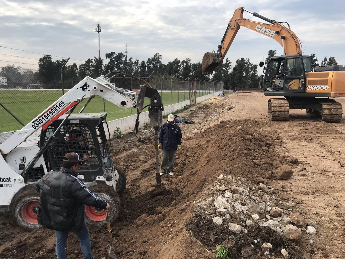 #CEFFA  #AAAJ 12.000 m2 de superficies sintéticas con 150.000 kg de caucho,  35.000m2 de pasto natural que necesitan 25.000 Toneladas de Arena... más o menos el Bicho.  <a href="/AAAJoficial/">Argentinos Juniors</a> <a href="/ForbexGrass/">Forbex</a>