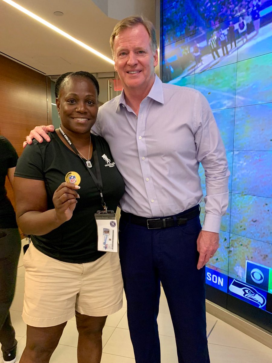 The @NFL was honored to welcome 50 veterans from @WWP at HQ this week, including Army Veteran Kim Jackson. Congratulations on completing a 19-mile “Soldier Ride” and thanks to @NFLLegends @49TRich @Mrmac256 & Usama Young for making the journey as well. #SaluteToService