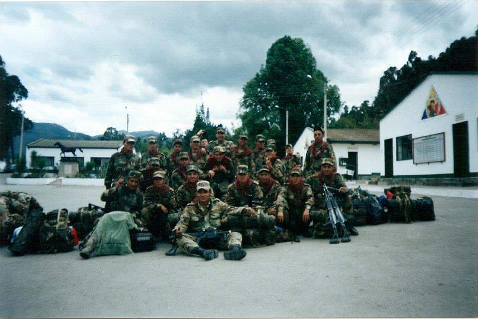rayden_jhon's tweet photo. #20deJulioEnRTVC recuerdos de mis inicios en ejército 20 años después  orgulloso de ser soldado profesional en caballería ingenieros y comunicaciones del glorioso ejército nacional https://t.co/QfeiVduD7a