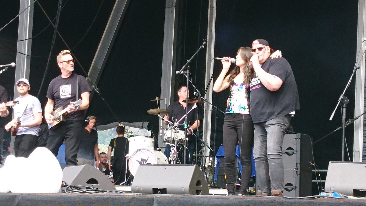 raringtoread's tweet photo. That was epic @EverlyPregnant! Thank you for an amazing set at #Sheffield @tramlines 2019 😁 #ChipPan #Hendos #sheffieldissuper https://t.co/5QnvYh2ls7
