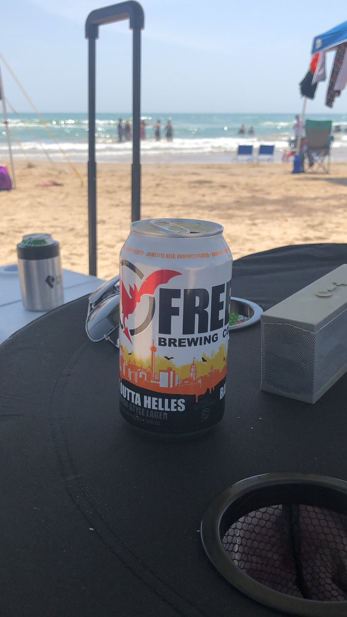 ricsun's tweet photo. Good Times! Great Beer! #summertime #spi #batouttahelles @freetailbrewing https://t.co/EycBb8JCZ6