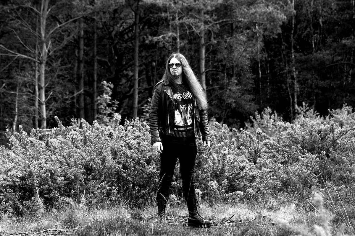 Big sunglasses, very important, always big sunglasses, cool band

#bathyum #blackmetal #britishblackmetal #ukblackmetal #ukbm