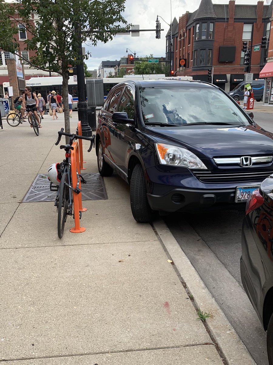 Shawn_withanH's tweet image. And the parallel park job award goes to... this guy. Solid. #lakeview #lakeviewchicago #parallelpark