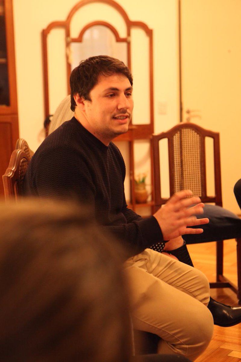 CCARIComuna14's tweet photo. Los pre candidatos a la Junta Comunal 14 @ronziosergio y @tinchocantera y el vicepresidente de #CCARICABA, @fesswein, en un encuentro con jóvenes, en la casa de Silvia. Hablamos sobre la importancia de la comunicación, la diversidad y la juventud en la construcción política. https://t.co/YI0RRaTGYh