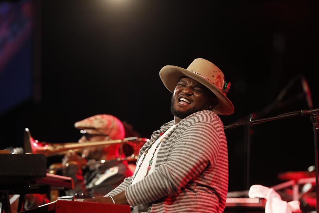 ¡Maravilloso clímax, puro soul! Cuando la música negra no tiene fronteras. Music is your sanctuary, <a href="/KamasiW/">Kamasi Washington</a>! 🙏🏻
#jazzvitoria #estápasando #oraintxebertan #vitoriagasteiz #jazz #jazzeuskadi #jazzfestival #euskadi #basquecountry