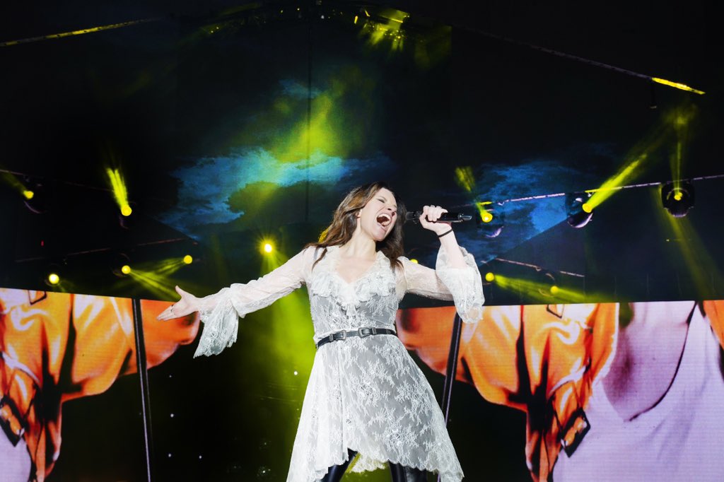 LauraPausini's tweet photo. Quante volte vi è successo di sentire che tutto era perfetto attorno a voi? Questo è il riassunto di questa notte a Padova. Grazie per tanto amore!
#LB2019 @BiagioAntonacci https://t.co/V7AzO9Rv6C
