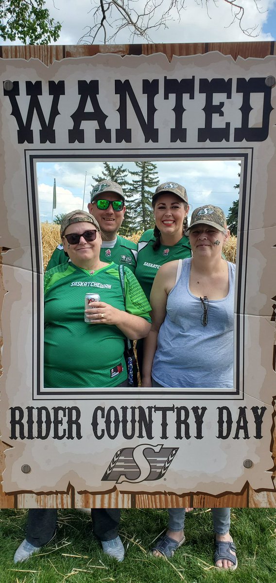 JessUsselman's tweet photo. Brought our mommies to watch the kitties get tamed!
#RidersVSLions
#RideTheLion
#riderslive
#greenandwhite https://t.co/b363ImRZgc
