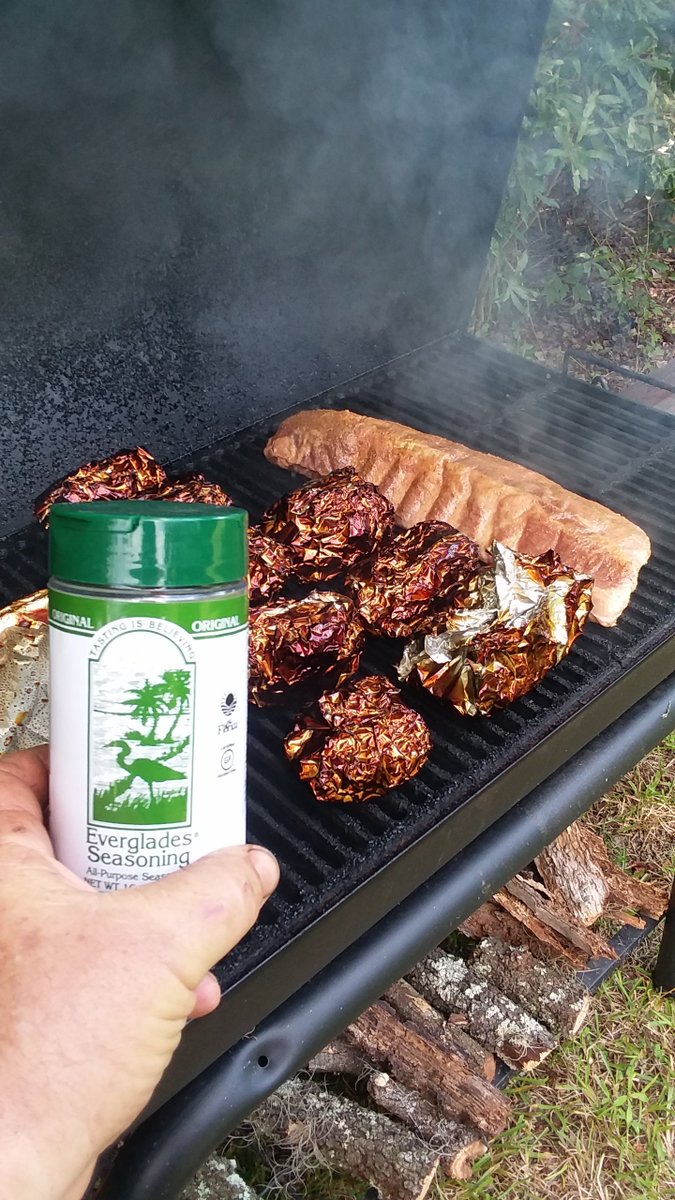 sawpine9's tweet photo. Fired off the smoker 2day, got cabbage, taters, baked beans & baby back ribs smokin. Ribs rubbed down with Everglades "monkey dust".
#flgrilling #flcracker #chargriller https://t.co/Giqft9qvxQ
