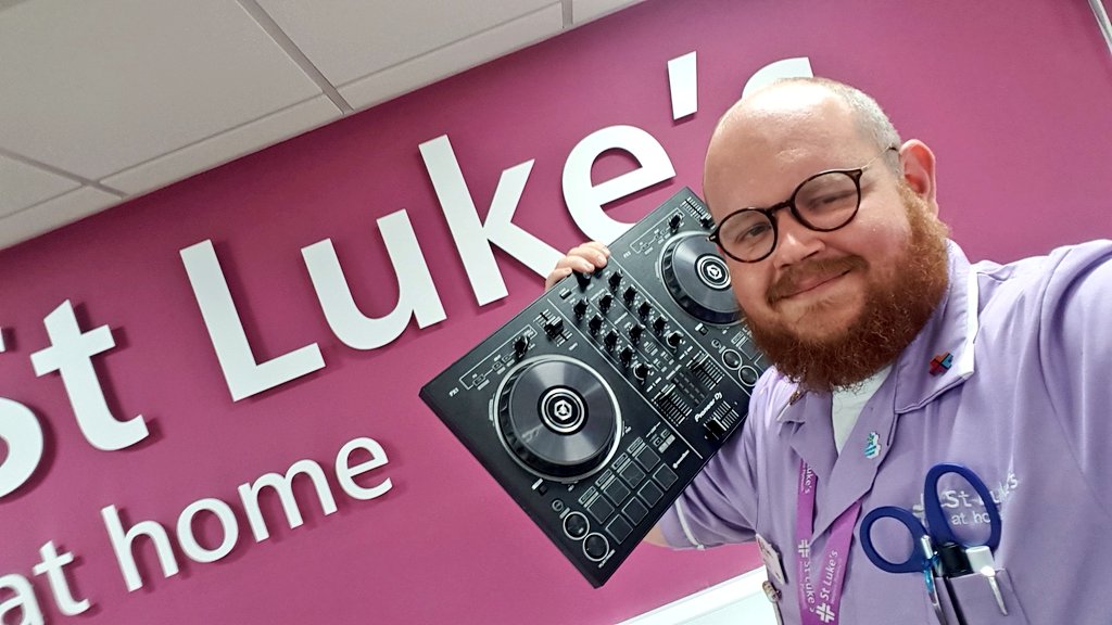 StLukes_AtHome5's tweet photo. Just over an hour and #beardedhca turns into 80s #beardeddj. Come say hello and boogie on the embankment for tonights @StLukesPlymouth #midnightwalk and ofcourse good luck to all the awesome ladies!!! 💃💃💃💃 https://t.co/EDtiiLQThW