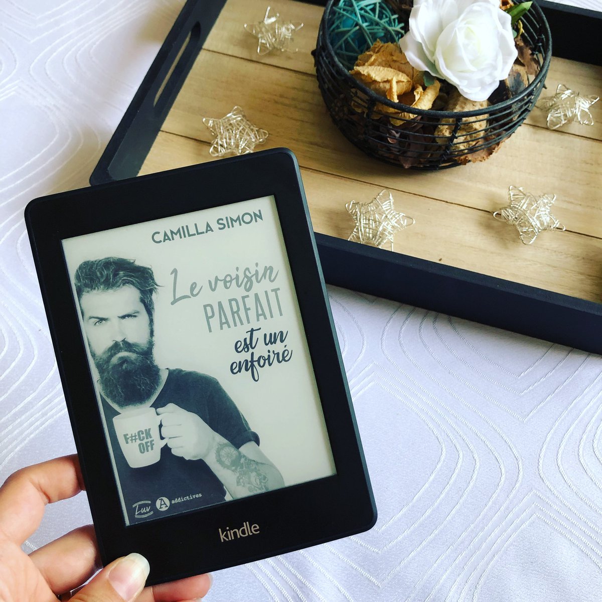 #CurrentlyReading : Après avoir bien glandouillé sur Amazon Vidéo aujourd’hui, je lâche la télé pour lire ! Non je ne suis pas pathétique, je profite. Et vous, votre programme ?