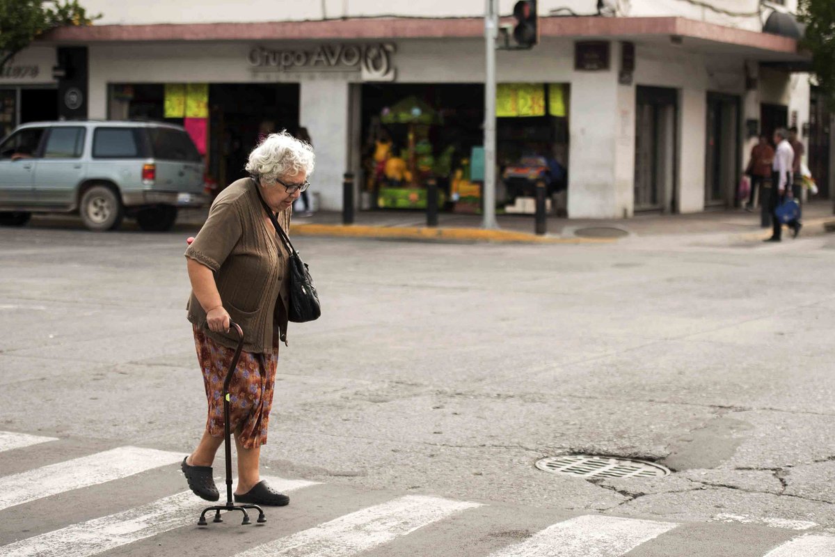 FearEconomist's tweet photo. "¿Qué mundo es este en donde hemos hecho todo para que sea posible caminar por la luna y que sea imposible hacerlo en tierra? " https://t.co/3ZLMR8UKOY