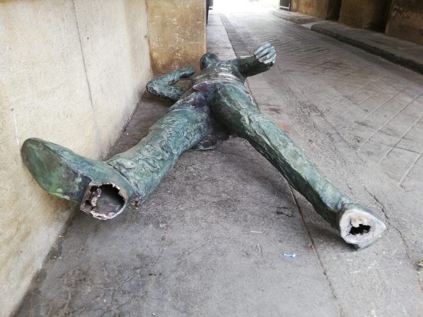 RacinesProvence's tweet photo. A Evreux, les Algériens ont célébré leur victoire en dessoudant la statue du Général de Gaule ! 

▶️ Une communauté décidément bien intégrée et pacifique,  circulez, il n’y a rien à voir ! https://t.co/4WT4KVN8yv