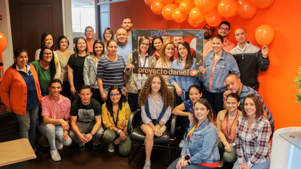 proyectodaniel's tweet photo. En @BCDTravel tienen una pared naranja y mucho AMOR por la #FamiliaNaranja. Recibieron a nuestros chicos con globos y todo el cariño que merecen. 🍊🧡 https://t.co/XqeIVWegcs