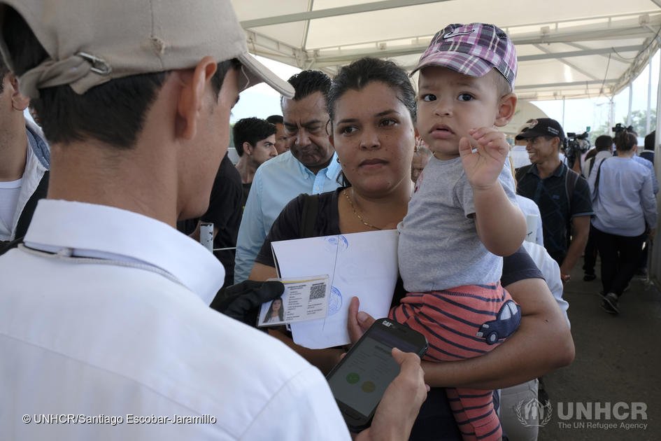ACNUR_es's tweet photo. “El acceso al empleo, el alojamiento y la documentación son algunas de las necesidades prioritarias de los refugiados y migrantes de #Venezuela, como lo demuestra el informe de monitoreo de protección”.

Renata Dubini, Directora de ACNUR Américas.
https://t.co/HvB8FOM9rS https://t.co/zhVQ1nOXaT