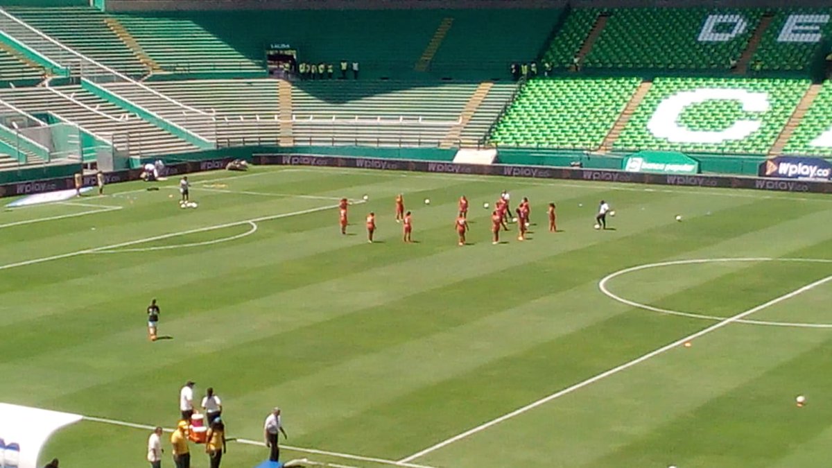 DiablasRojas's tweet photo. Miren quiénes llegaron a jugar el primer clásico de la historia... Las #DiablasRojas hoy a demostrar que #ElValleEsDelRojo. 😈👹

📷 @cafellaga https://t.co/2uo2SRYUZp