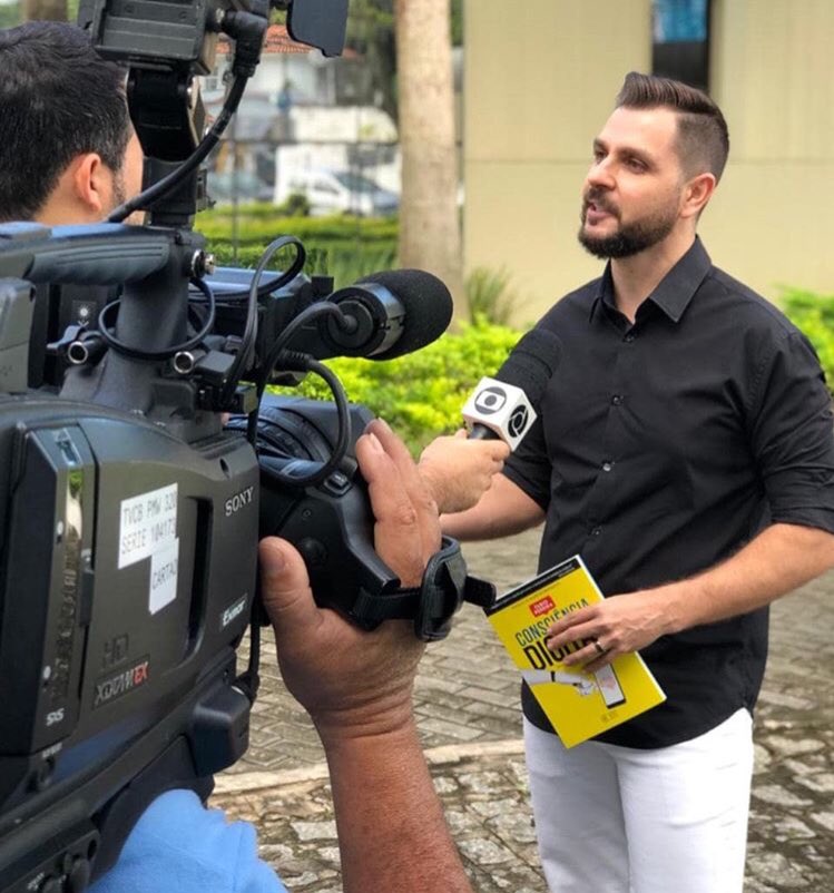 PauloNetoSP's tweet photo. 📚🎤 Hoje meu irmão Fabio Pereira @fabiopereirame lança o livro dele, #ConsciênciaDigital, em João Pessoa. Orgulho! #EconomiaComportamental #Tecnologia #DecisõesDigitais #DigitalNudge #FabioPereira #JoãoPessoa #livros #SouCD https://t.co/DgNLYgBGCG