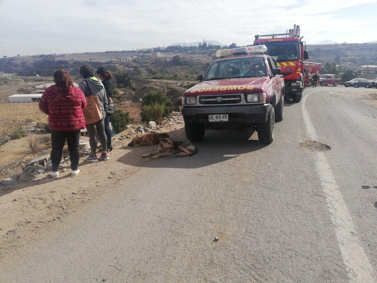 pizarroviera's tweet photo. #Ahora #Ovalle #bomberos y #carabineros en operativo de busqueda de menor 3 años sector Puntilla de Barrancas. Se espera concurrencia de GOPE, para inspeccion de estanque agua @elovallino https://t.co/6CCfZbap6p