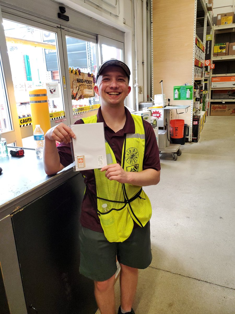 ABuchananHD's tweet photo. Spencer getting his D28 product knowledge apron clip.  Great job Spencer!!! @THD_3807 https://t.co/4TMTCCifcl