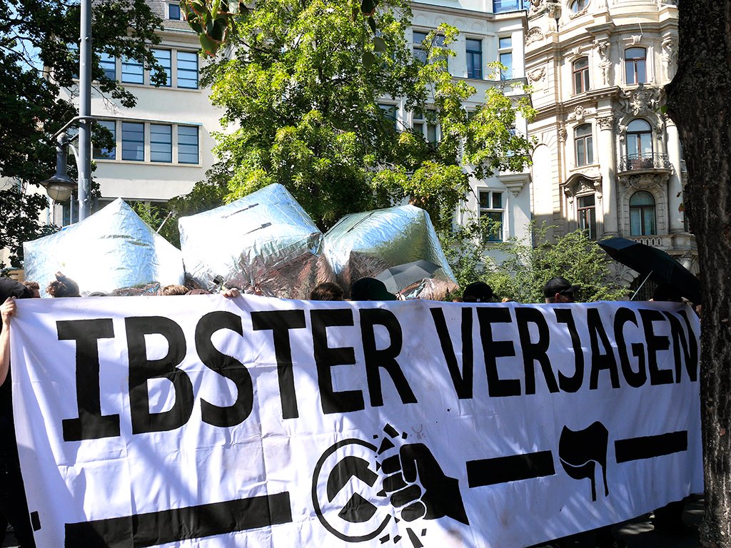 Today we successfully prevented the far-right identitarian movement to march in Halle. What a great day! #HAL2007 #IBstoppen identitaere-stoppen.de/protest-voller…