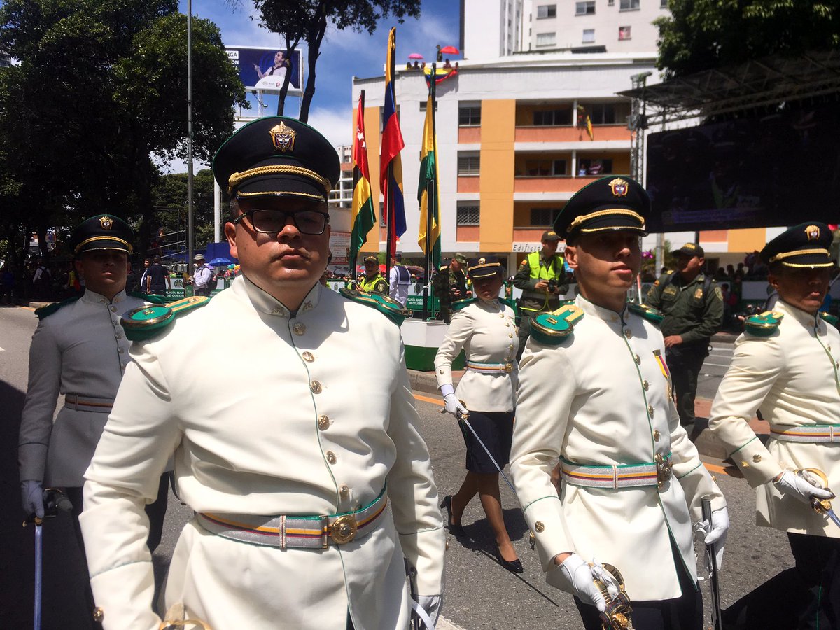 PoliciaBmanga's tweet photo. #BloqueOficiales buscamos orientar, prevenir, educar y construir una mejor sociedad y una convivencia pacífica en todo el territorio Colombiano. #20DeJulio #MásColombianoQueNunca https://t.co/PD9Qx4AKVs